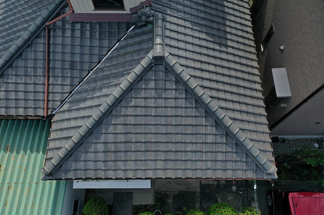 近くで瓦の劣化状況を確認